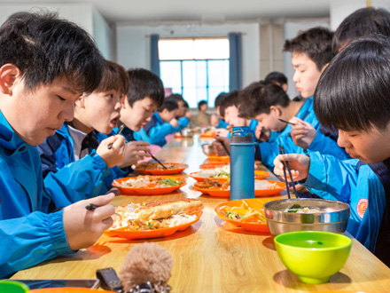 汉阴学生用餐